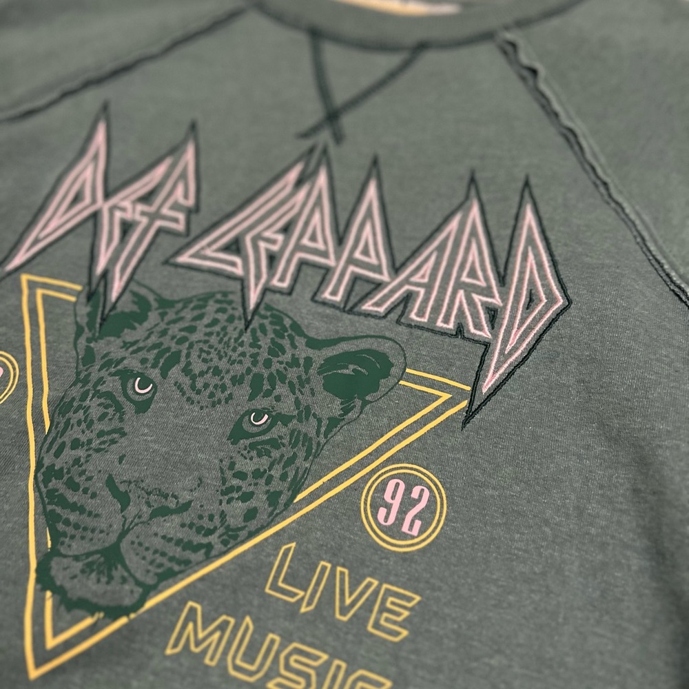 Def Leppard Sweatshirt Embroidered Front 90’s Style Distressed Women’s XL - Picture 5 of 9